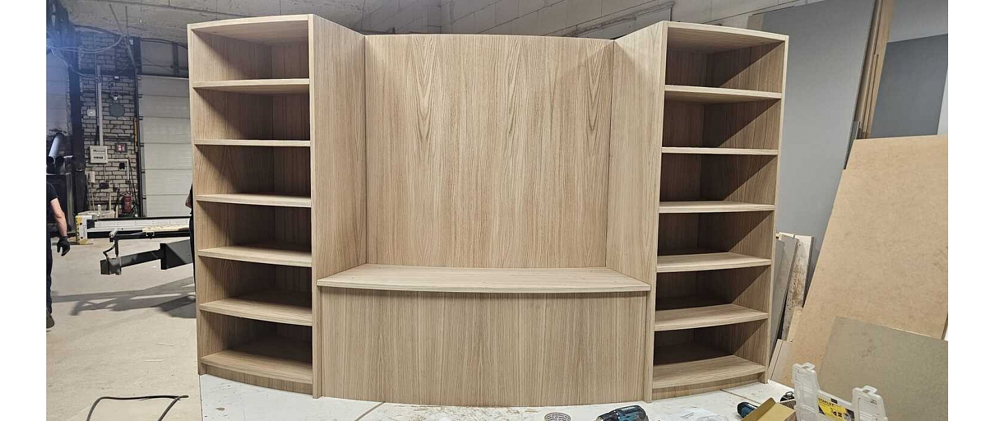 Полка рядом с телевизором